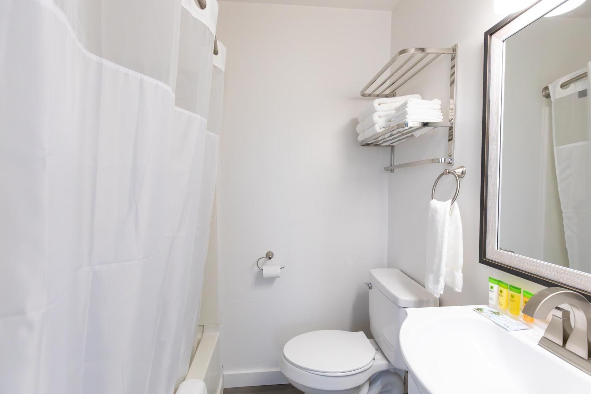 Anchor Bay Inn And Suites Сандаски Номер фото