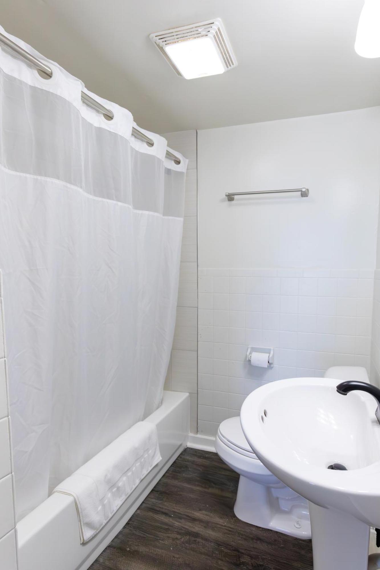 Anchor Bay Inn And Suites Сандаски Номер фото